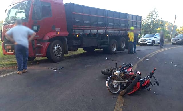 Moto fica destruída em colisão no Oeste