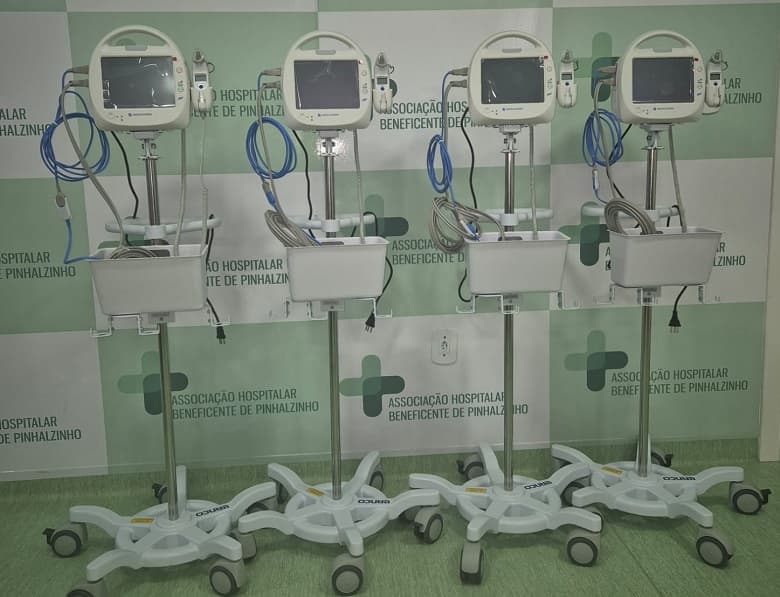 Hospital de Pinhalzinho recebe novos monitores de triagem e reforça qualidade no atendimento