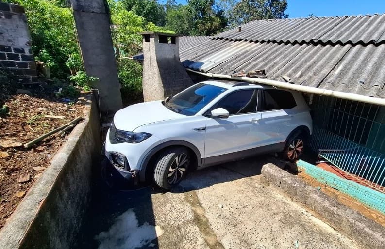 Casa foi danificada com o impacto (Foto por PM)