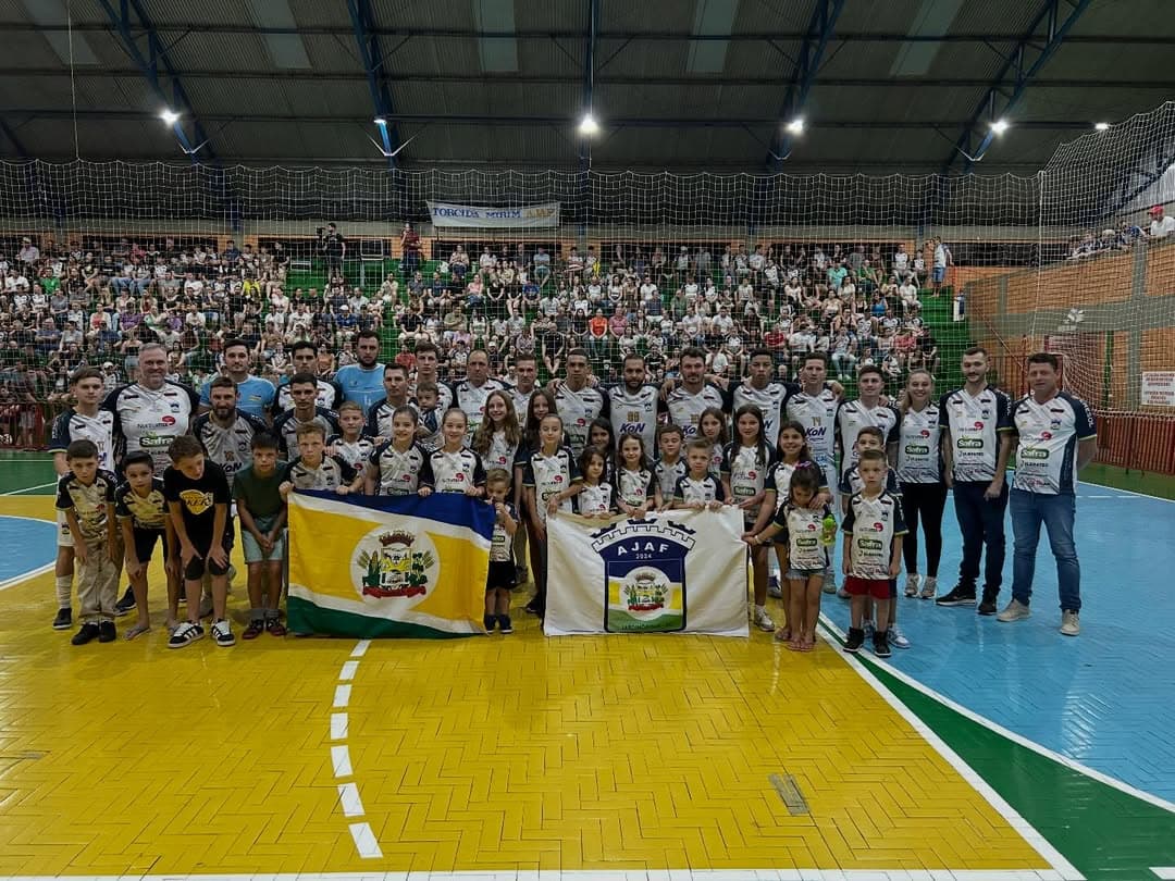 Público lotou o ginásio para a grande final (por Ascom)