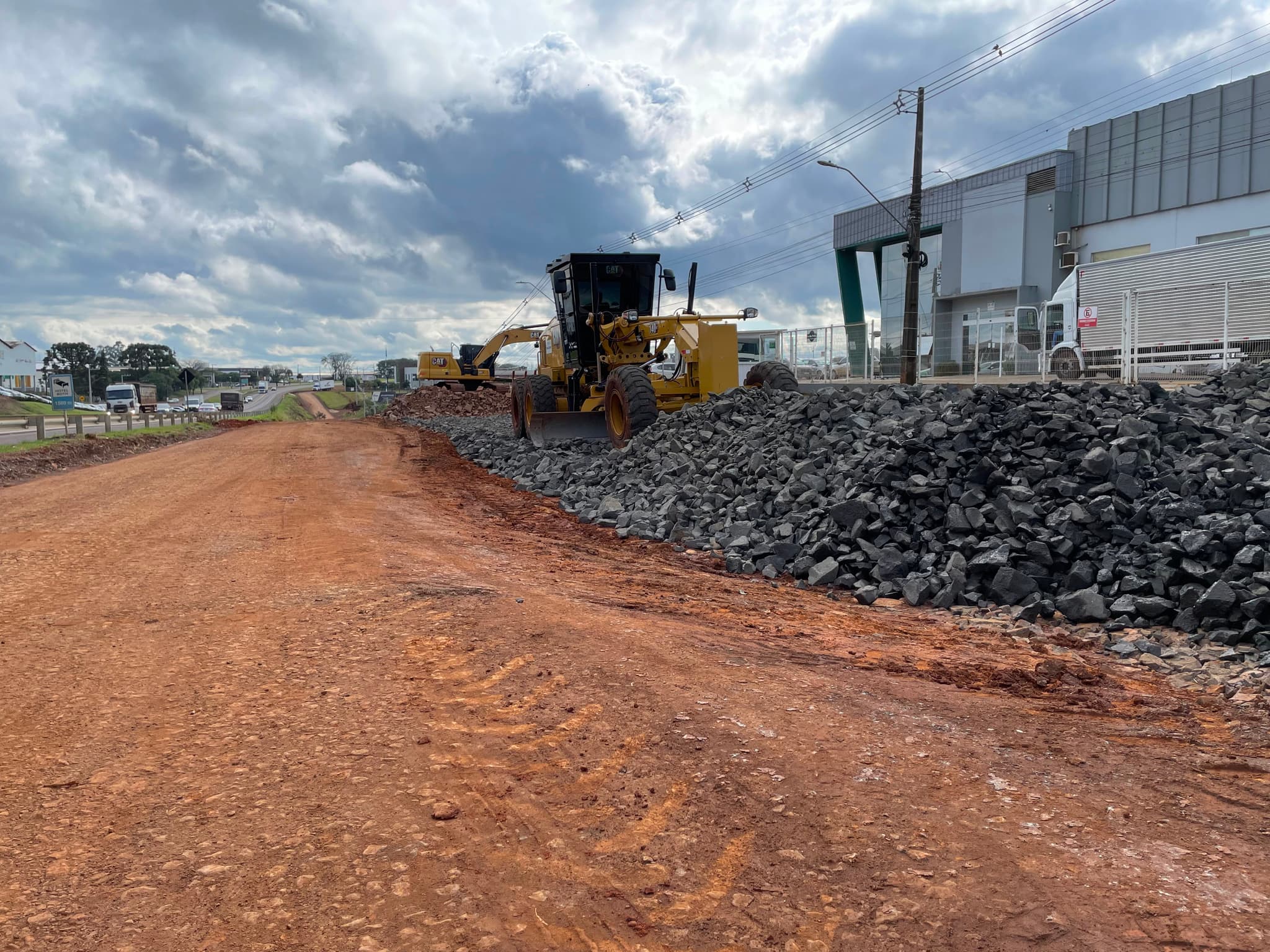Obras viárias e ampliação de escola avançam em Pinhalzinho, enquanto CAPS e Posto Central terão nova licitação