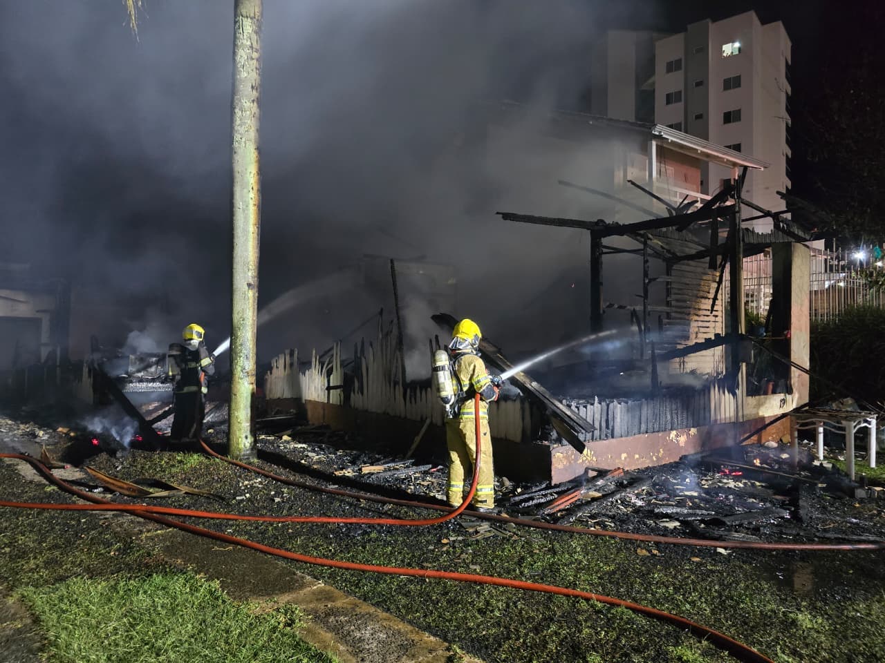 Casa foi completamente consumida pelo fogo (Foto por Corpo de Bombeiros)