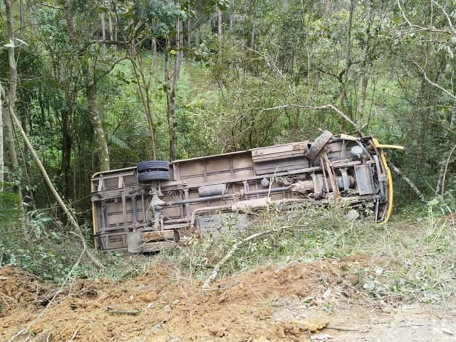 Ônibus escolar tomba em queda de aproximadamente 10 metros em Rio do Oeste
