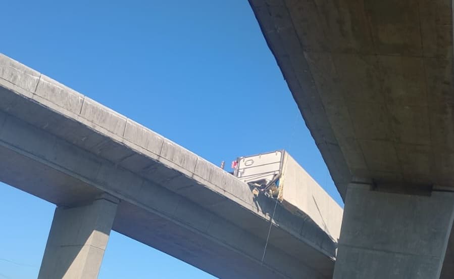 Veículo por pouco não caiu de elevado (Foto por Divulgação)