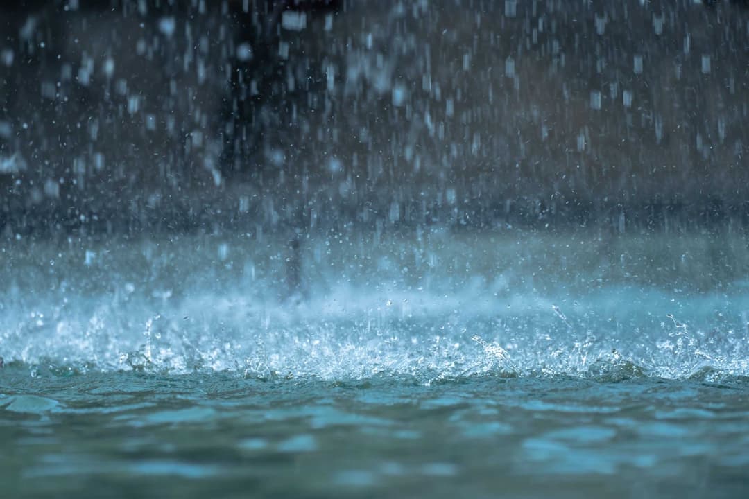Frente fria avança por Santa Catarina e traz risco de temporais e queda nas temperaturas