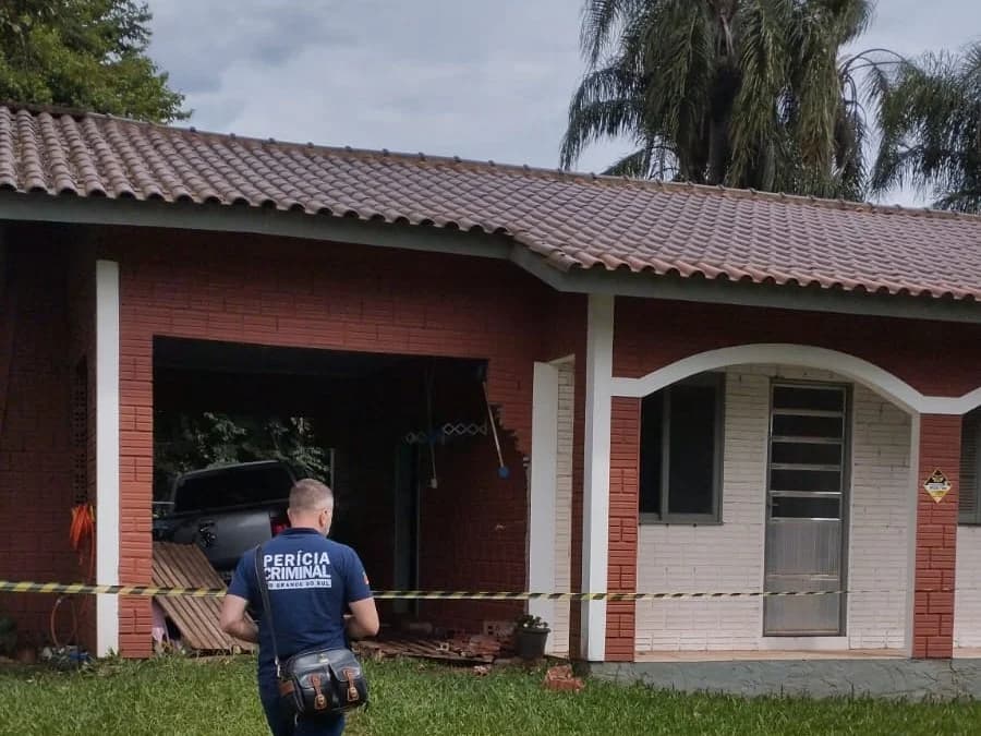 Polícia encontra corpos em residência e criança trancada