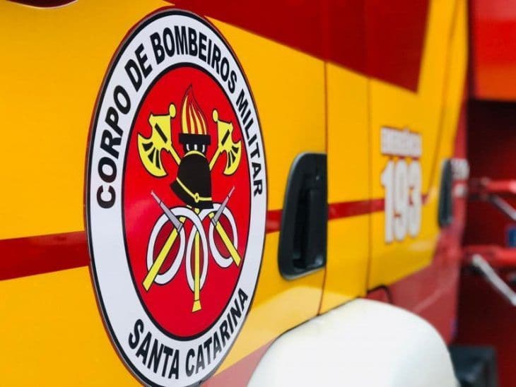 Saída de pista seguida de capotamento deixa duas jovens feridas em Nova Erechim