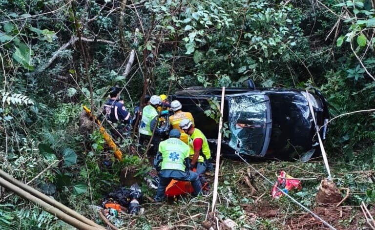 Socorristas durante atendimento (Foto por Corpo de Bombeiros)