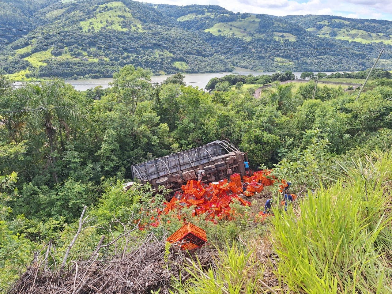 Veículo despencou em barranco (por PM)