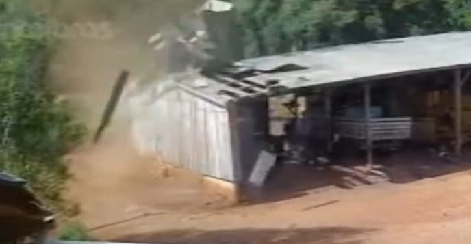 Redemoinho cruza propriedade rural