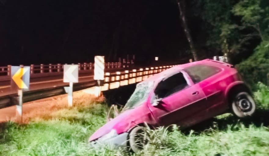 Depois de capotar, carro para a poucos metros de rio
