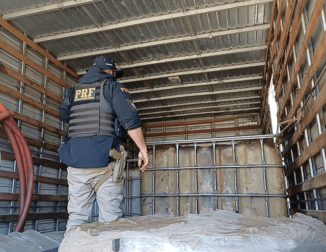 PRF 'fareja' carga irregular de 4 mil litros de combustível