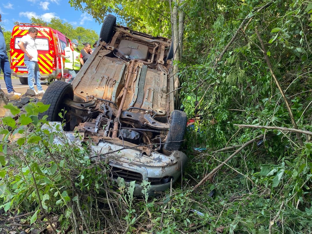 Manobra para evitar colisão termina em capotamento na BR-282