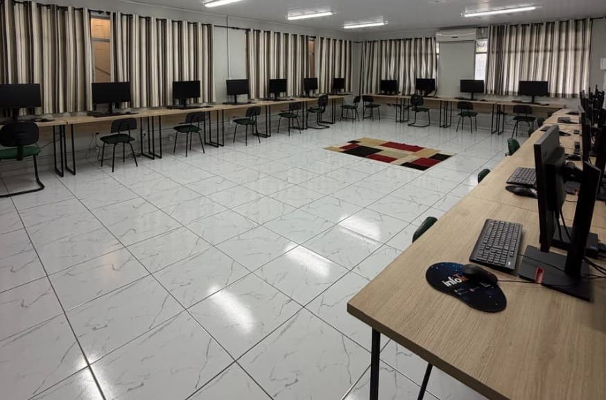 Sala revitalizada com novos computadores amplia acesso à tecnologia e reforça estrutura educacional no município (Foto por Divulgação)