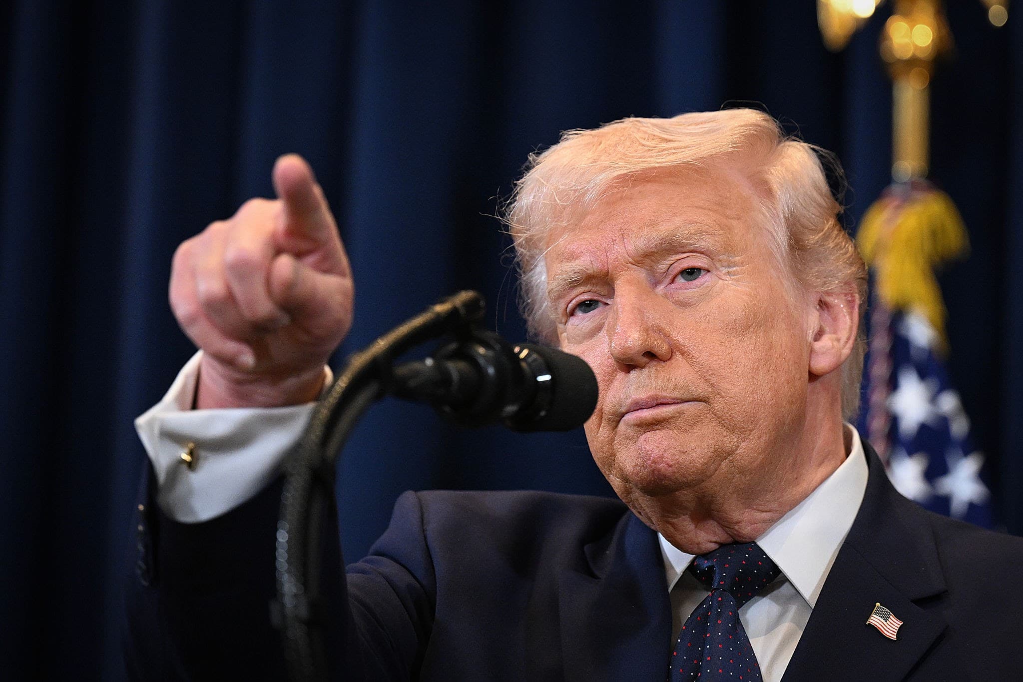 Trump recua e aceita suspender ataques ao Irã por duas semanas (Foto por Roberto Schmidt/Getty Images)