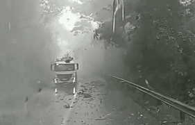 Caminhoneiro registra forte chuva no Oeste