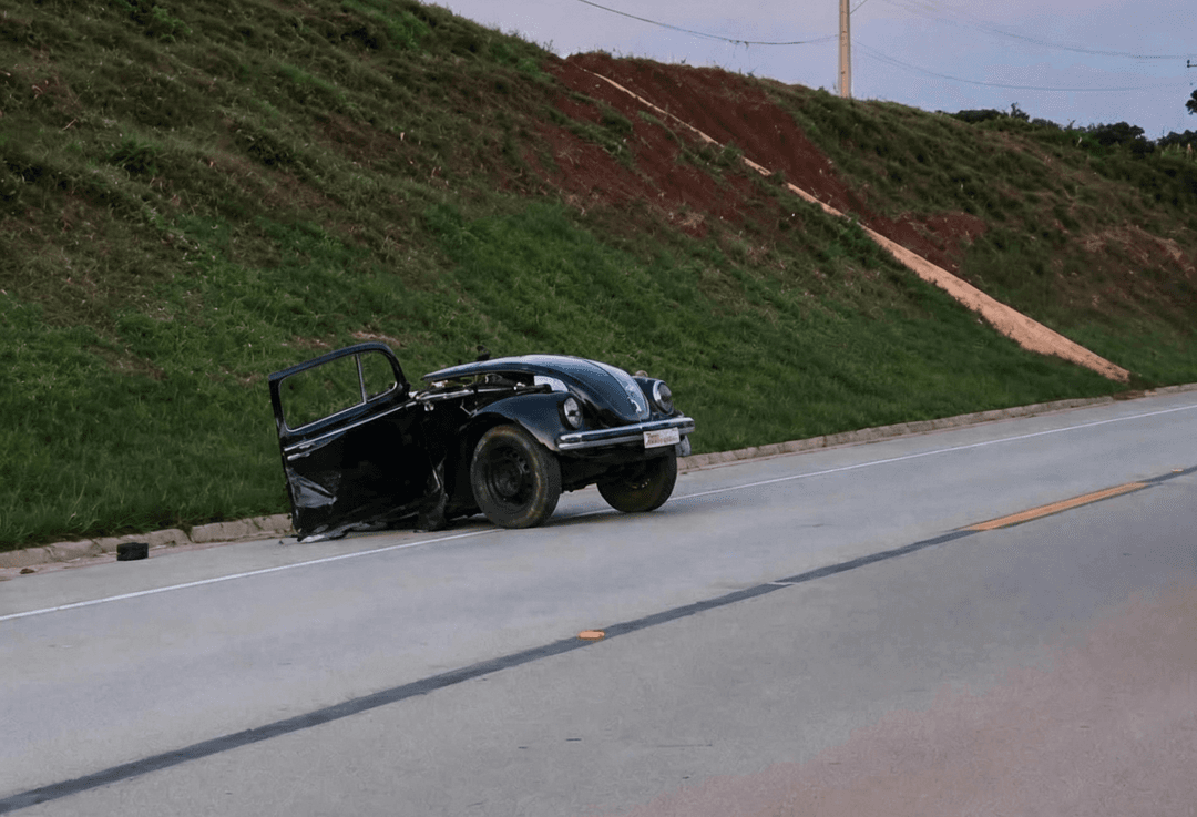 Fusca parte ao meio em violenta batida