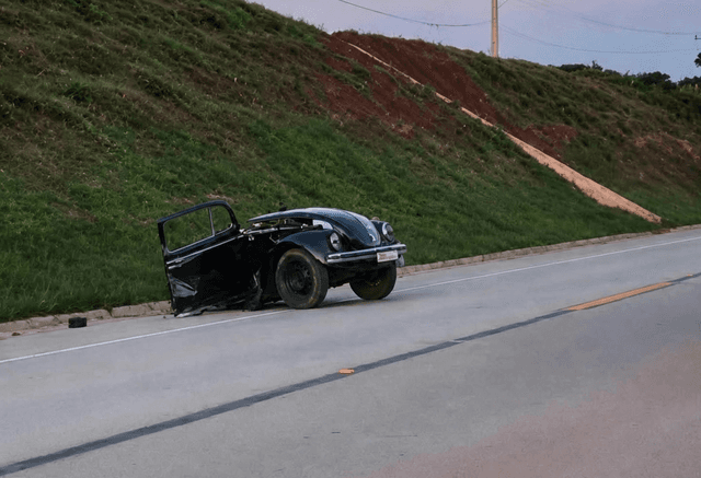 Fusca parte ao meio em violenta batida