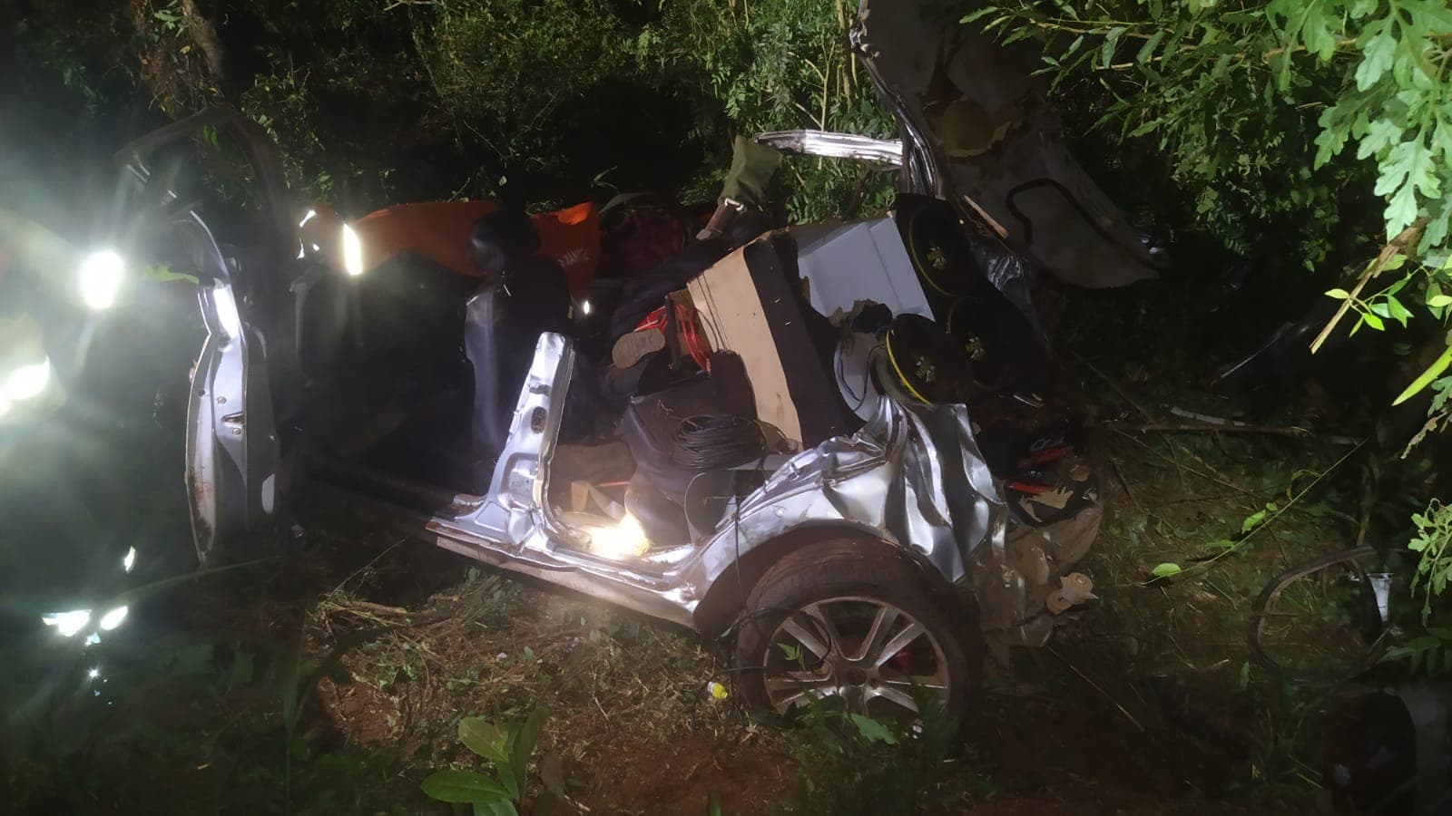 Veículo VW Golf ficou completamente destruído após sair da pista, capotar e cair em uma ribanceira (Foto por Divulgação)