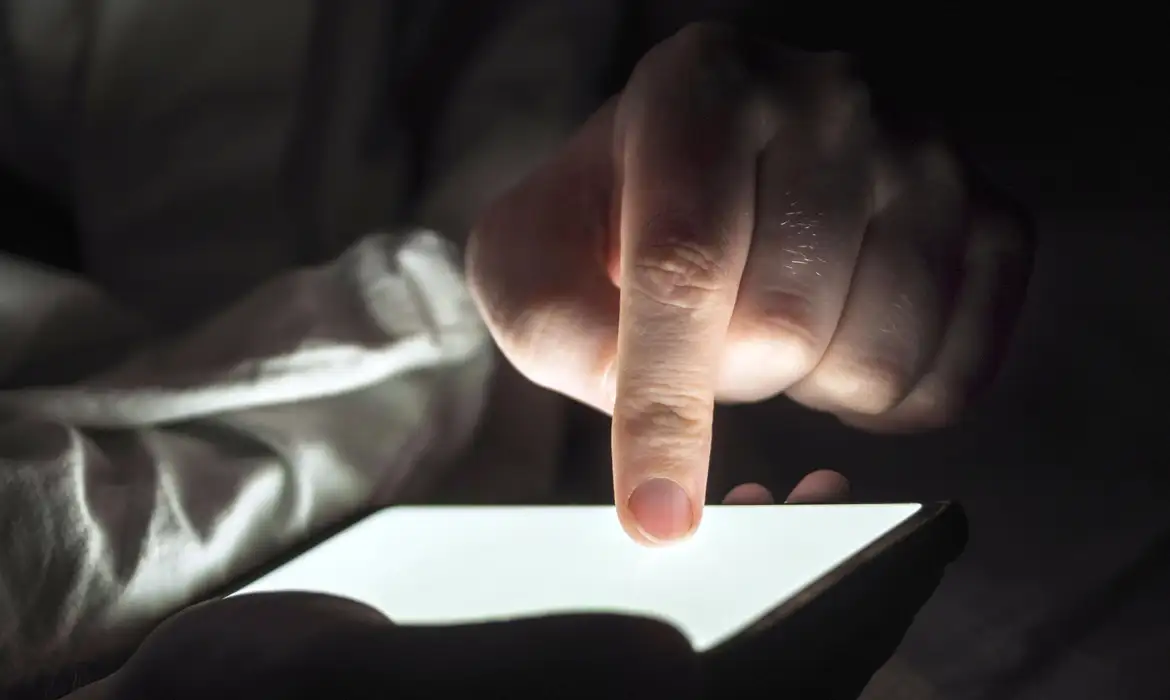 Conteúdos falsos com IA disparam no Brasil e crescem 308% em um ano