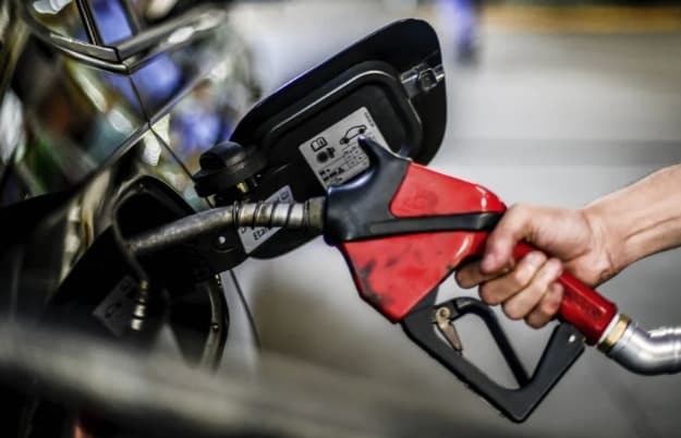 A duas semanas da eleição, governo amplia benefício e zera impostos sobre a gasolina