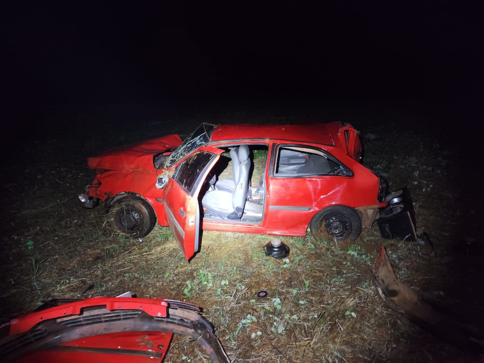 Carro ficou destruído (Foto por Polícia Militar Rodoviária)