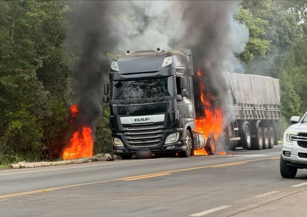 Carreta carregada de soja incendeia; condutor sai a tempo