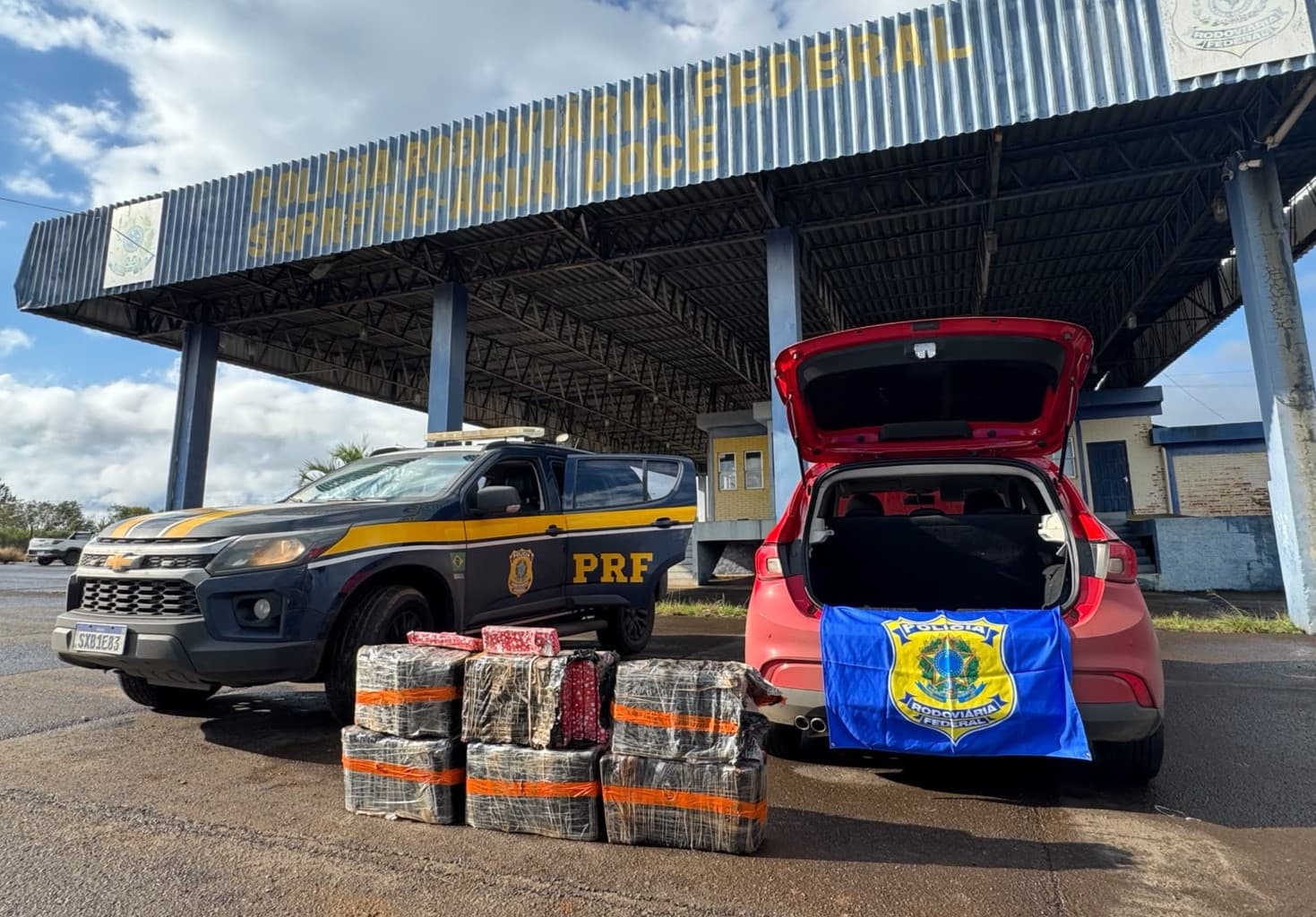 Carga de 98,7 quilos de maconha estava escondida no porta-malas e no interior de um Fiat Argo abordado pela PRF (Foto por Divulgação)