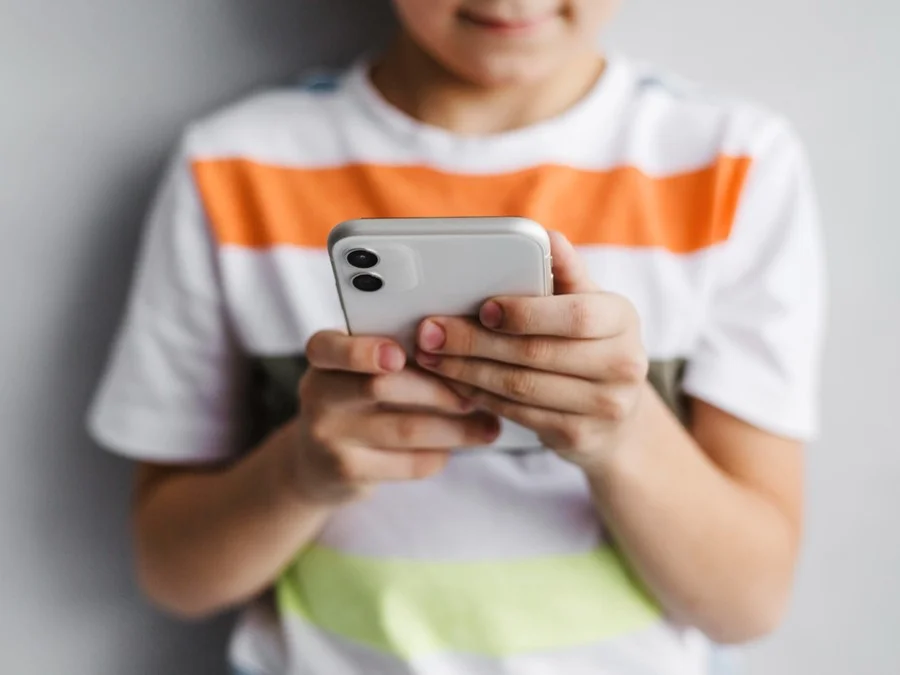 WhatsApp reforça proteção para adolescentes com novos controles parentais