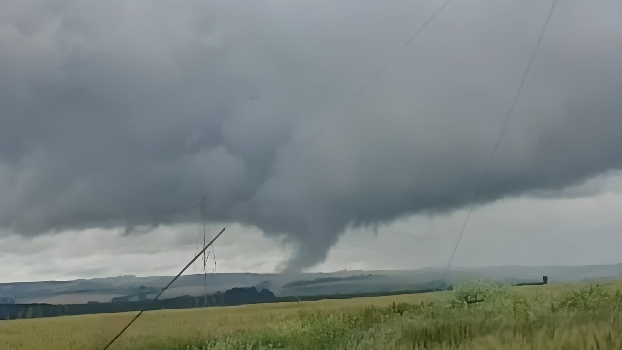 Fenômeno foi identificado como um tornado landspout (Foto por Redes Sociais)