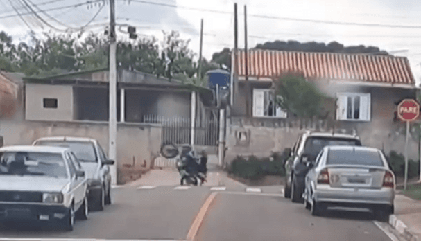 Motociclista empina veículo mas é surpreendido no Paraná