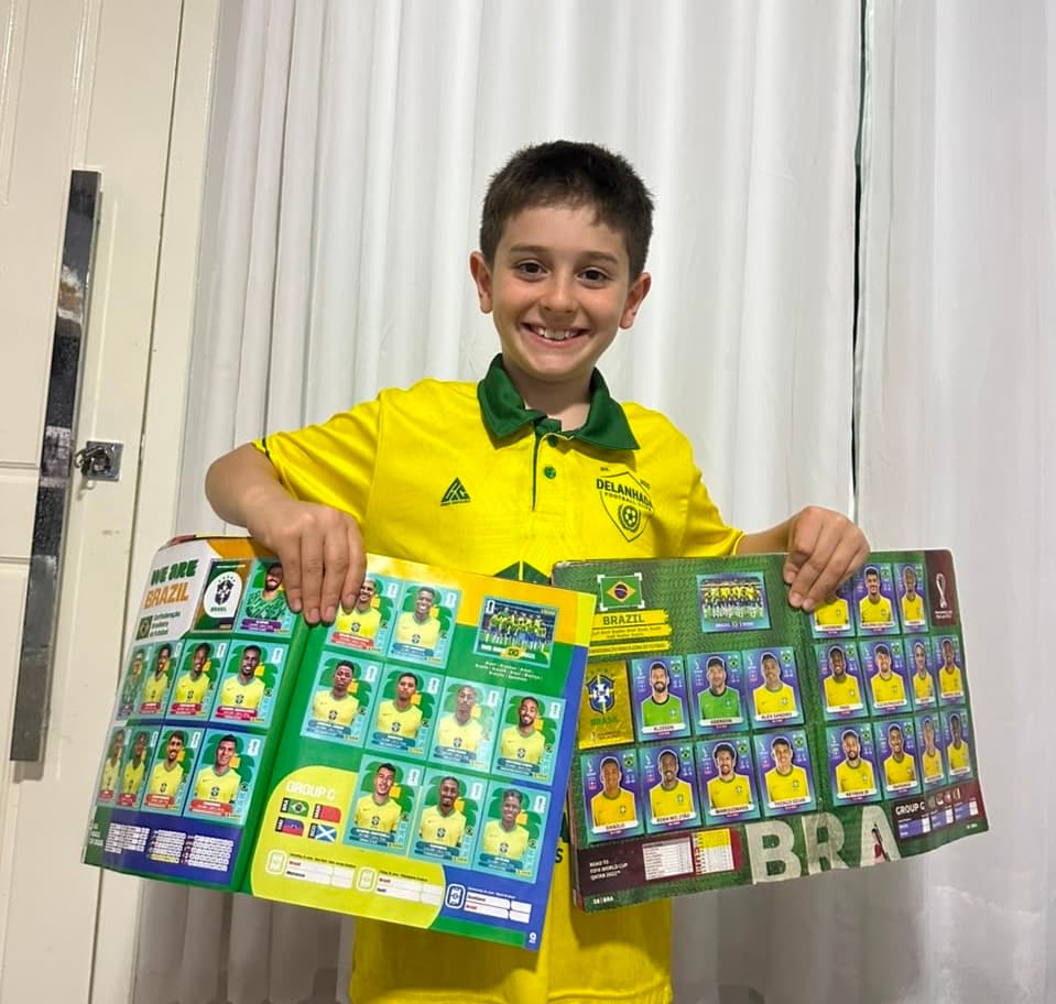   Menino completa álbum da Copa do Mundo com 994 figurinhas