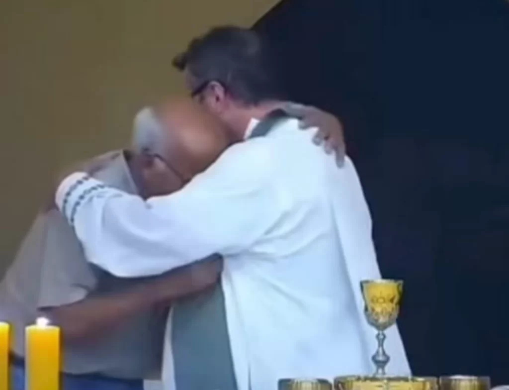 Avô que perdeu neto, sobe ao altar em missa e abraça o padre