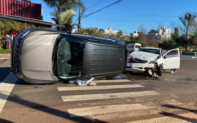 Compass tomba após colisão em Pinhalzinho