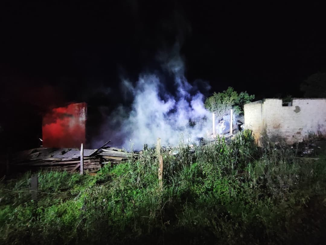 Incêndio destrói casa de madeira e veículo em Nova Itaberaba
