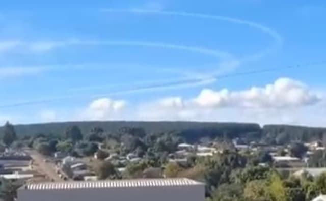 Avião faz manobras em círculos; entenda
