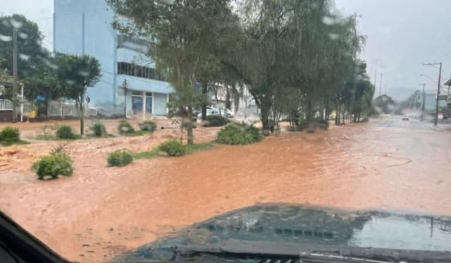 Alto nível do rio Uruguai coloca municípios gaúchos em alerta máximo