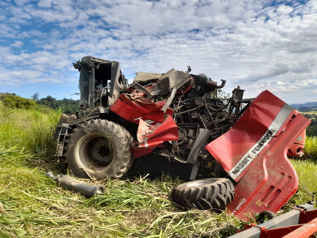Colheitadeira é esmagada em capotamento; agricultor sobrevive