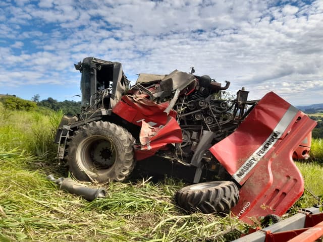 Colheitadeira é esmagada em capotamento; agricultor sobrevive