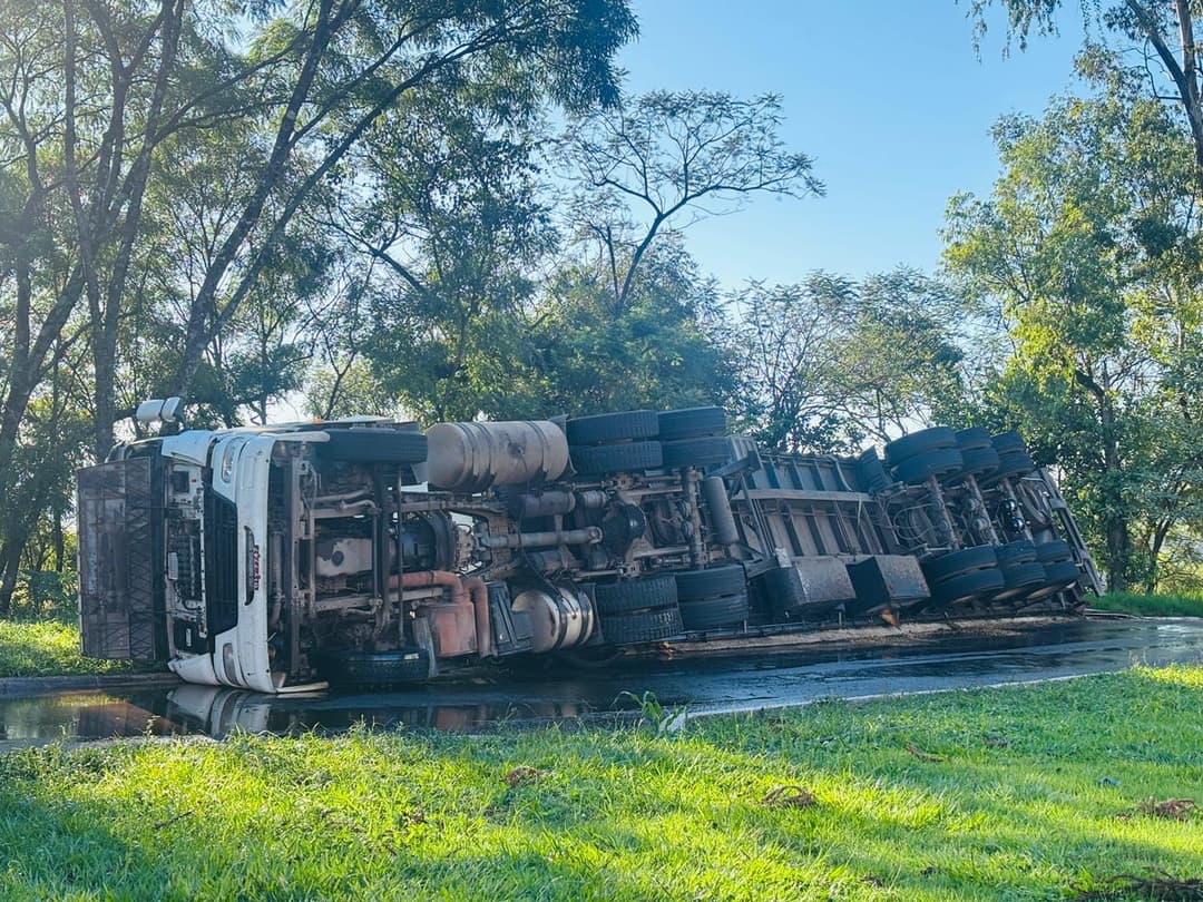 Caminhoneiro sai sem nenhum arranhão de tombamento em Pinhalzinho