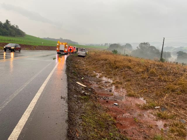 Susto na BR-282: micro-ônibus com idosos sai da pista em Pinhalzinho