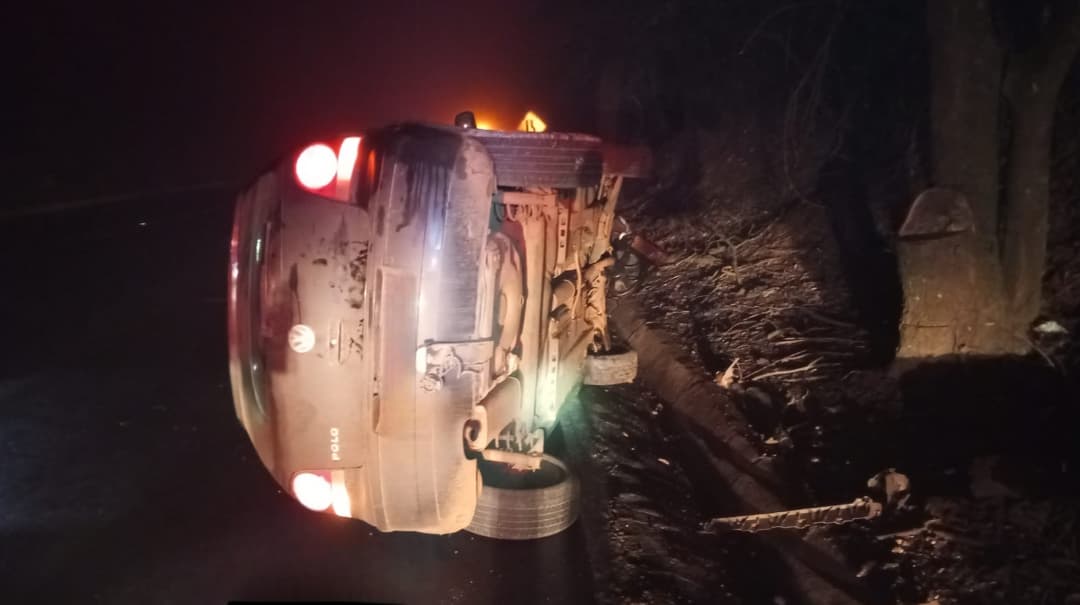 Mulher estava no veículo (Foto por Corpo de Bombeiros)