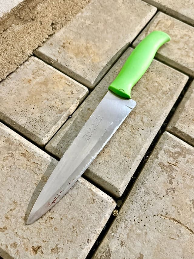 Mulher é detida após esfaquear companheiro durante briga em Pinhalzinho