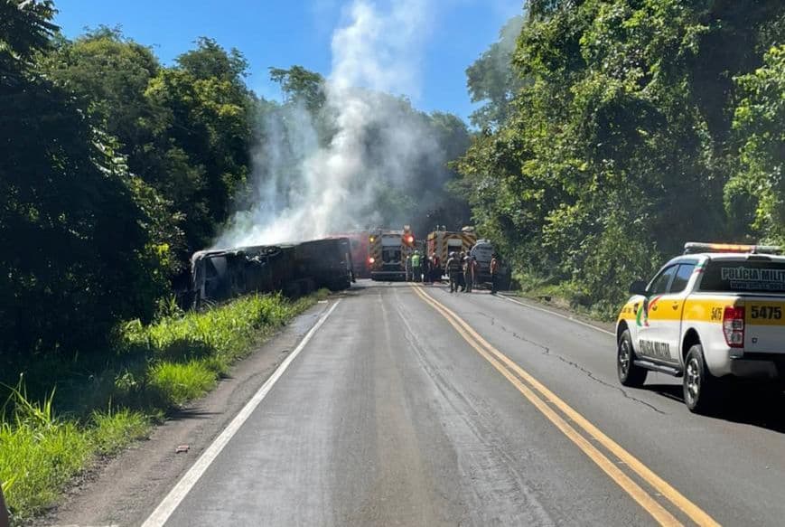 Caminhão tomba na SC-157 entre Coronel Freitas e Quilombo