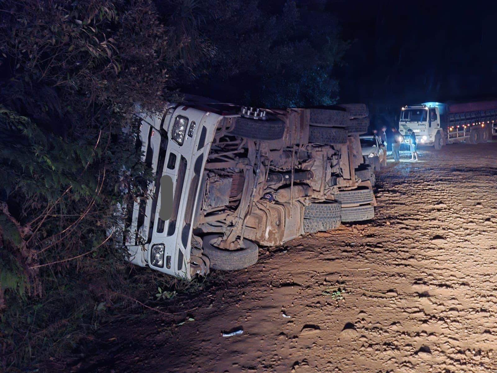 Carreta tombou no interior do município (Foto por Divulgação CBM)