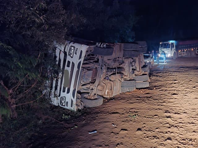 Carreta carregada de soja tomba no interior de Passos Maia e deixa dois feridos