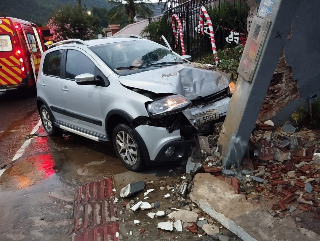 Saída de pista termina em colisão contra poste no centro de Saudades