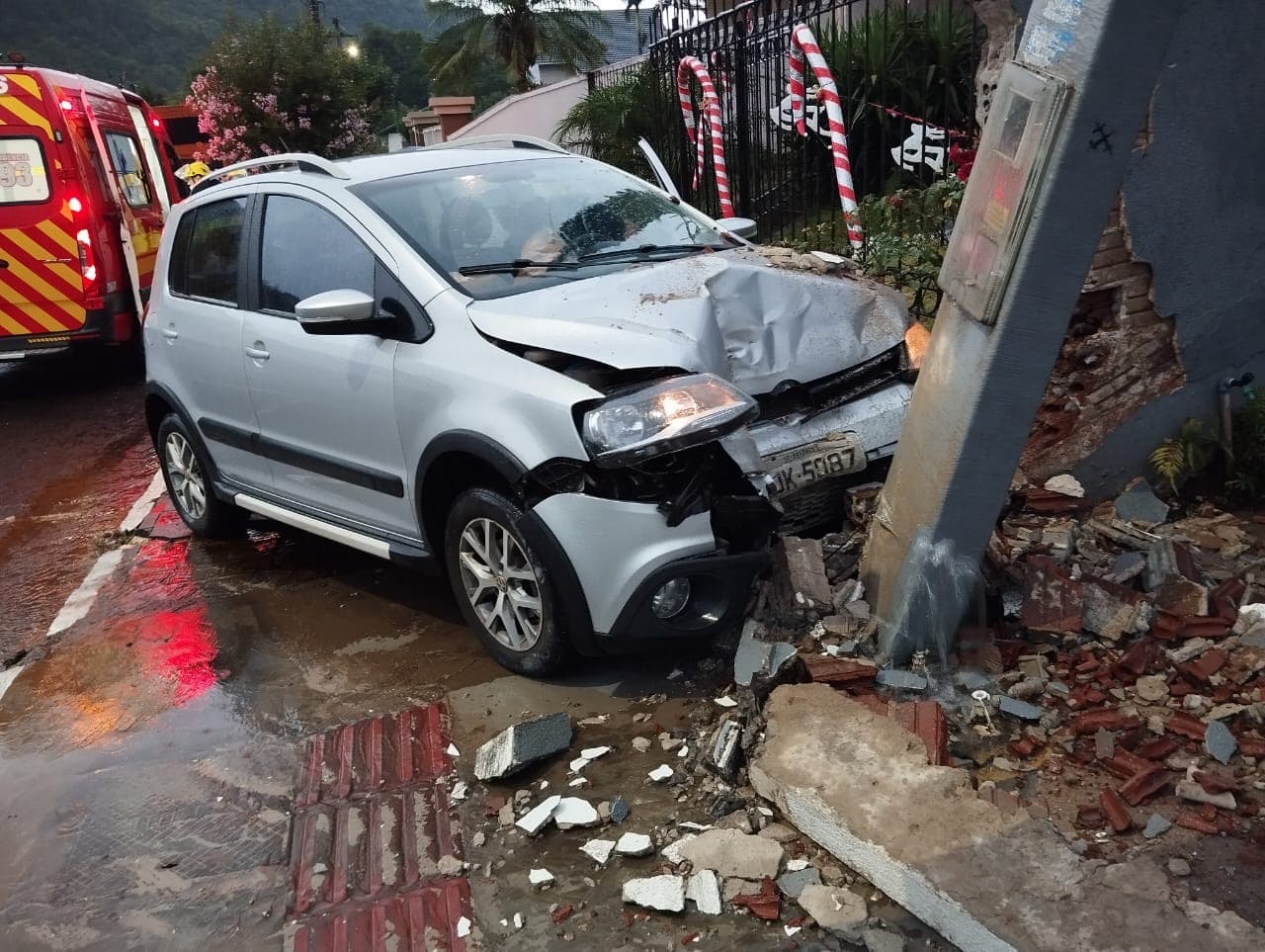 Acidente no centro de Saudades termina sem feridos (Foto por Divulgação CBM)