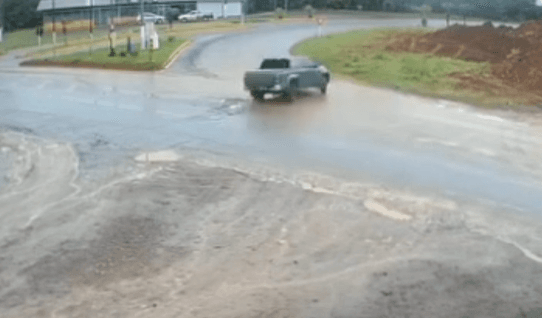 Amarok derrapa, mas motorista consegue evitar capotamento