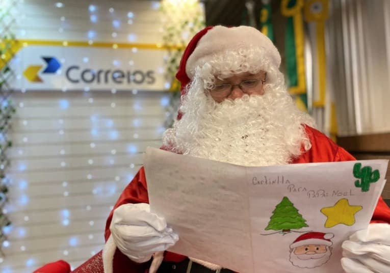 Metade das cartas do Papai Noel dos Correios já foi adotada em SC, mas 2,3 mil ainda aguardam padrinhos